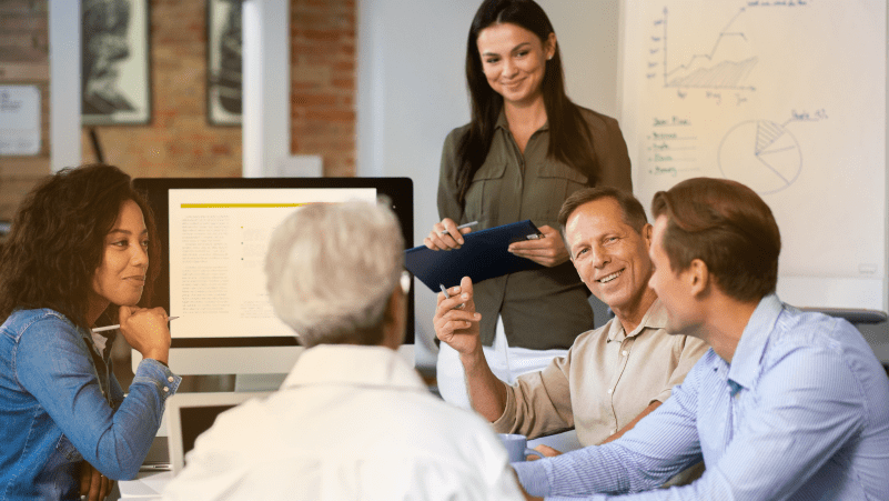Equipe reunida em ritos de gestão estratégicos